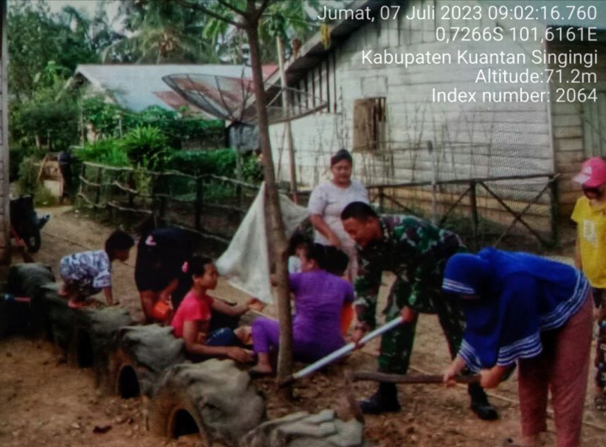 Babinsa Koramil 06/Cerenti Kodim 0302/Inhu Melaksanakan Gotong Royong di Wilayah Teritorialnya Kecamatan Inuman