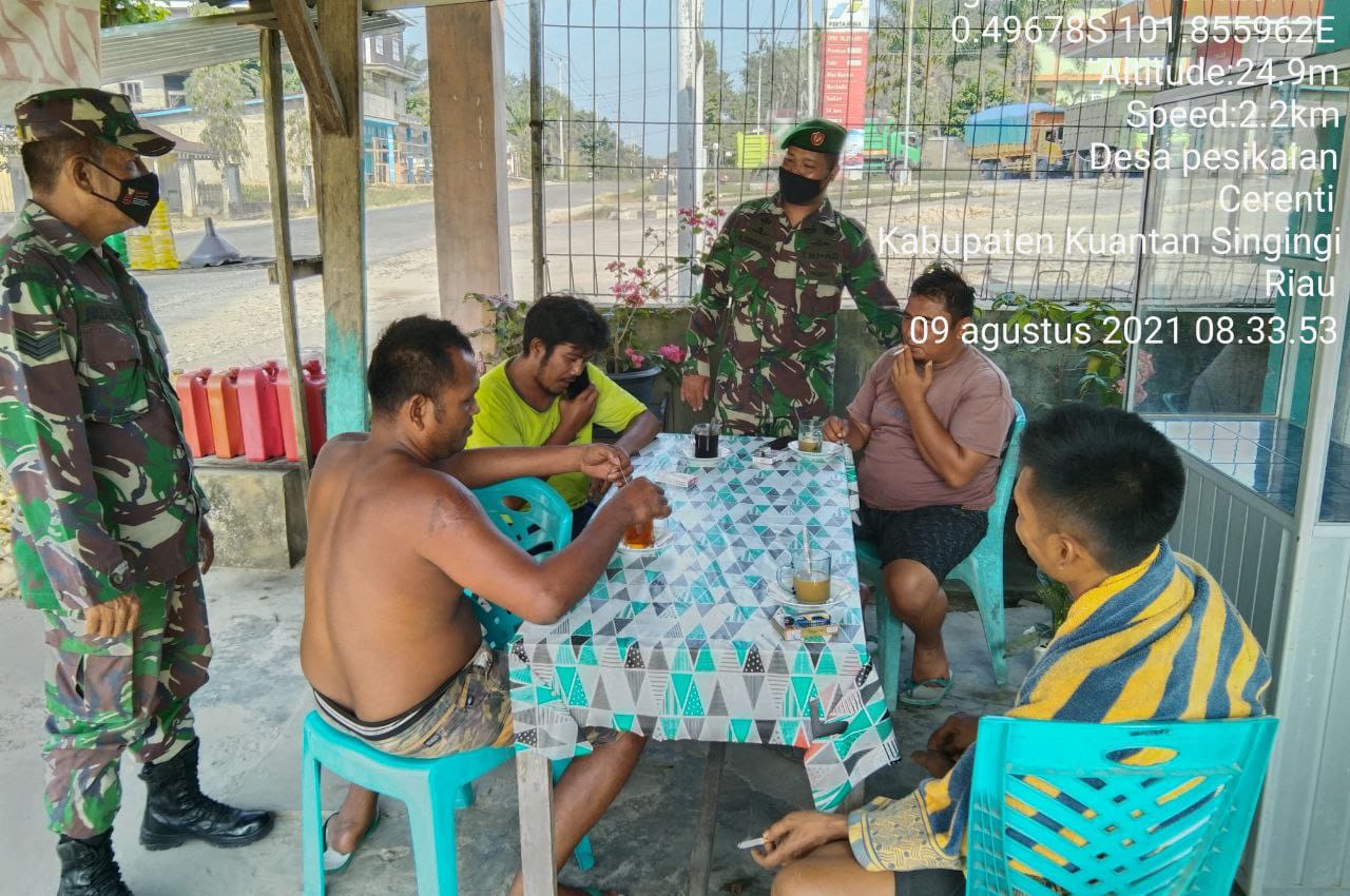 Babinsa Koramil 06/ Cerenti ,  Kodim 0302/ Inhu, Serda Dumen Siregar Menghimbau Akan Pentingnya Penegakan Protokol Kesehatan di Desa Pesikaian Kecamatan Cerenti
