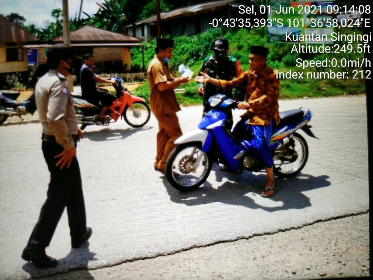 Babinsa Koramil 06/ Cerenti Kodim 0302/ Inhu  Bagikan Masker Upaya Memutus Mata Rantai Penyebaran Covid-19