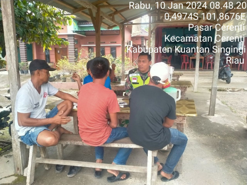 Babinsa Koramil 06/Cerenti Kodim 0302/ Inhu, Kopda Mohamad Soleh Komsos Dengan Warga Desa Kampung Baru