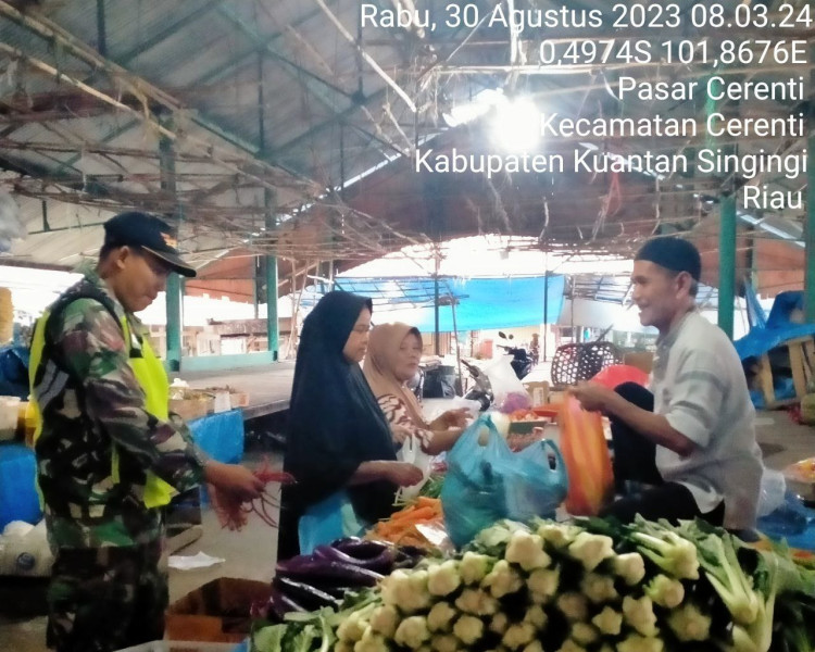 Babinsa Koramil 06/Cerenti Kodim 0302/Inhu Pantau Perkembangan Harga Kebutuhan Pokok Di Wilayah Kecamatan Cerenti Kabupaten Kuansing Riau