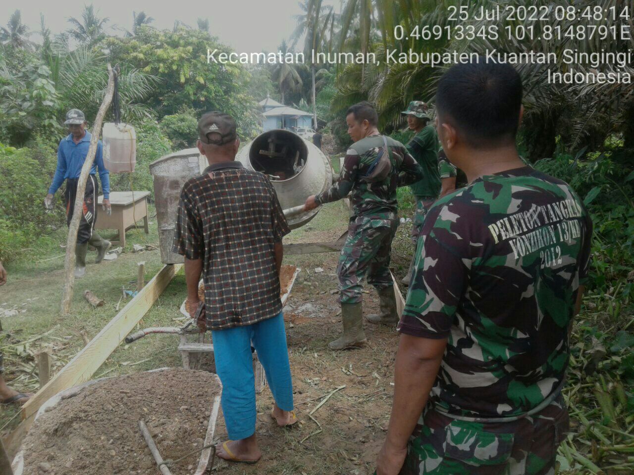 Sosok Babinsa Kopda Irwan dan Anggota Lainnya Menjadi Penyemangat Warga Di Lokasi Pra TMMD Ke 114 Desa Pulau Sipan