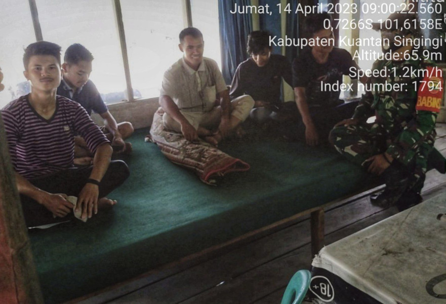 Setiap Hari Babinsa Koramil 06/Cerenti Kodim 0302/Inhu Komsos Dengan Masyarakat Desa Binaan Kampung Pancasila