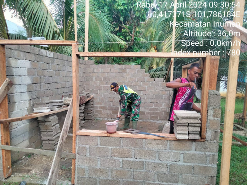 Babinsa Koramil 06/Cerenti i  Kodim 0302/Inhu Membantu Membangun Rumah Bersama Warga Desa Sigaruntang Kecamatan Inuman 