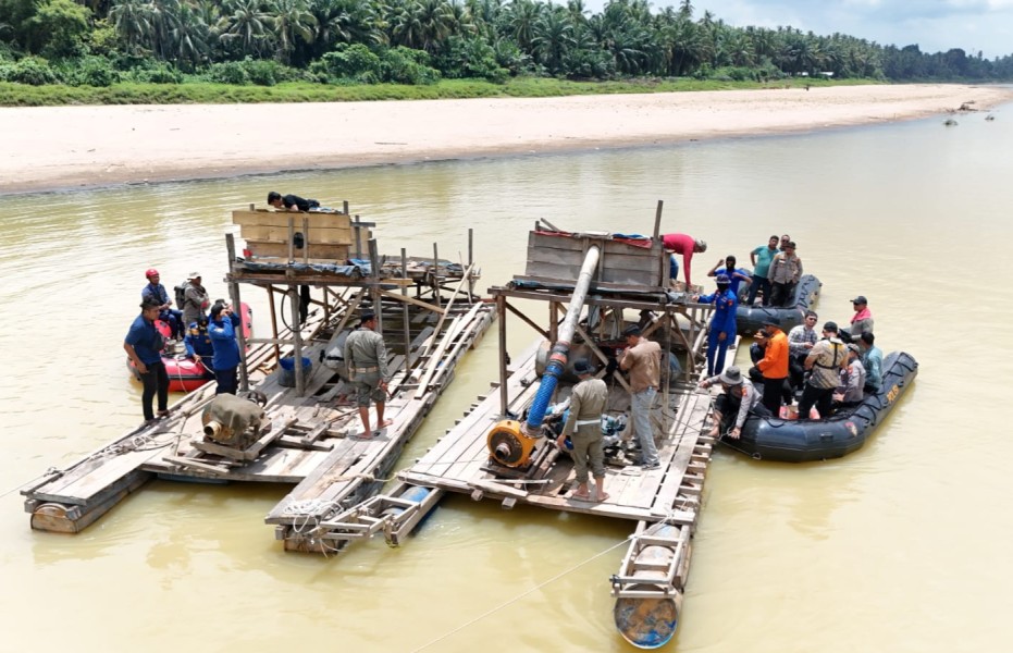 Sungai Kuantan Dibersihkan, 55 Rakit PETI Ditindak Tim Gabungan