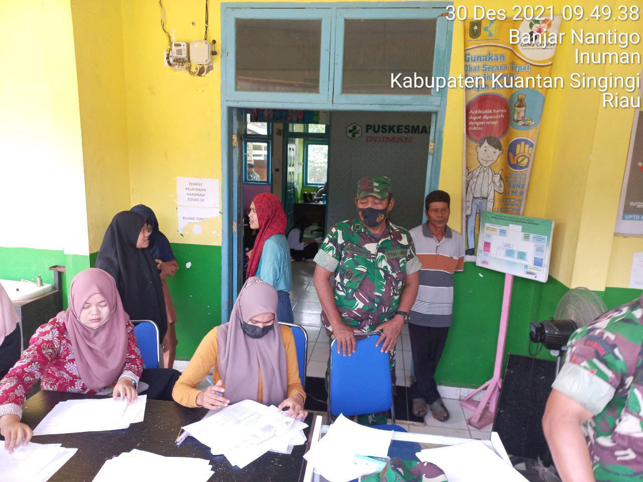 Babinsa Koramil 06/Cerenti Kodim 0302/Inhu Pantau Dan Dampingin Pelaksanaan Vaksin Covid-19 di Desa Banjar Nan Tigo