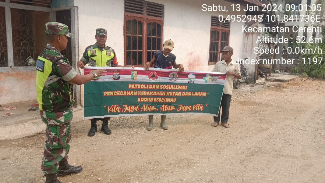 Kopda Junedi di Desa Kompe Berangin Kecamatan Cerenti,Babinsa Koramil 06/Cerenti Kodim 0302/Inhu Laksanakan Patroli Untuk Cegah Kebakaran Hutan Dan Lahan