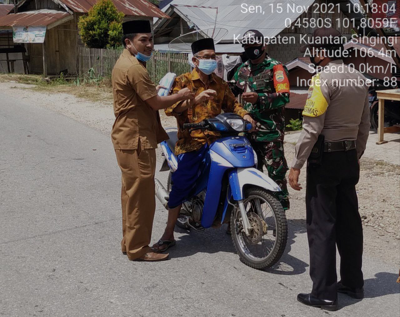 Babinsa Koramil 06/Cerenti Kodim 0302/Inhu Babinsa Dan Bhabinkamtibmas Dan Perangkat Desa Membagikan Masker di Desa Pasar Inuman Kecamatan Inuman Kabupaten Kuansing