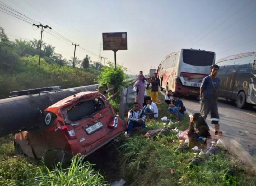 Bus Bintang Utara Tabrak Toyota Calya di Rohil, Mobil Ringsek Masuk Bawah Pipa Pertamina