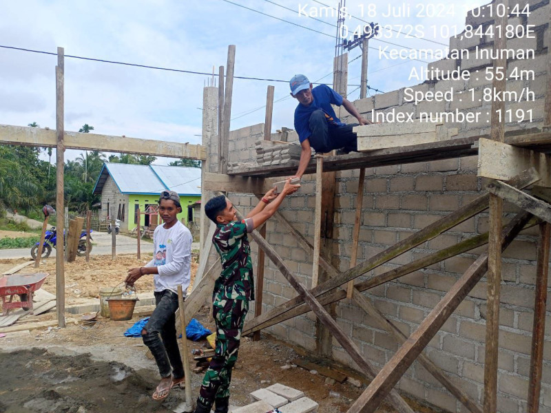 Babinsa Koramil 06/Cerenti Kodim 0302/Inhu Membangun Rumah Bersama Warga Desa Kampung Baru Koto Kecamatan Inuman Kabupaten Kuantan Singingi