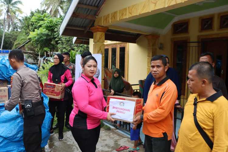 Istri Kapolres Kuansing, memberikan bantuan langsung kepada warga yang terdampak banjir di Desa Pantai, Lubuk Ramo dan Air Buluh, Kec. Kuantan Mudik
