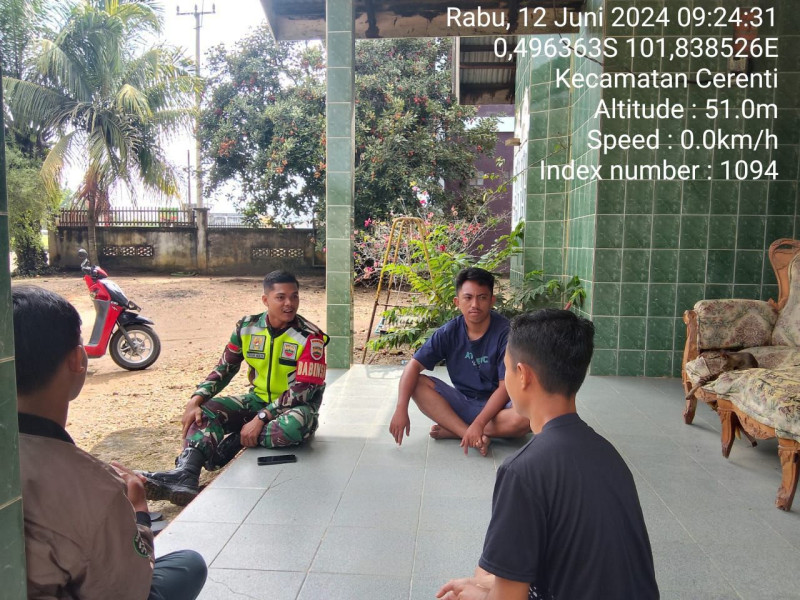 Pratu Teguh Mulya Babinsa Koramil 06/ Cerenti Kodim 0302/Inhu Melakukan Kegiatan Komsos Dengan Masyarakat Desa Pulau Jambu 