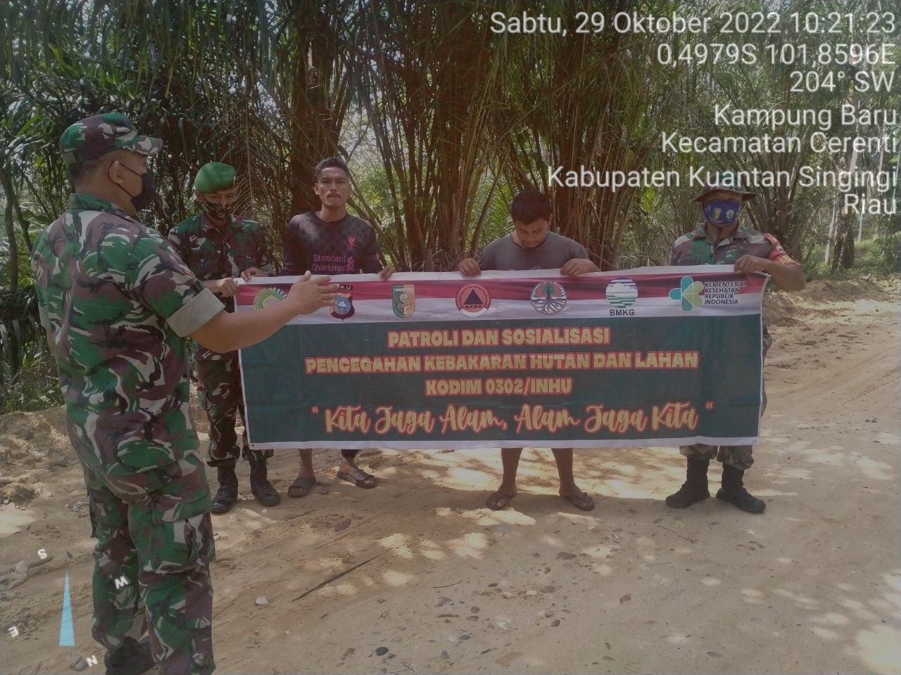 Tingkatkan Pengawasan Karlahut, Babinsa Koramil 06/ Cerenti Dim 0302/ Inhu, Selain Laksanakan Patroli , Babinsa Sertu Firman Juga Sosialisasi Kepada Masyarakat Binaannya 