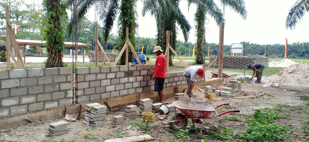 Babinsa Koramil 07/KH Kopda Bainol Kopri dan anggota lainnya melanjutkan pembangunan Pos Babinsa Di Desa Sukaraja Kecamatan Logas Tanah Darat