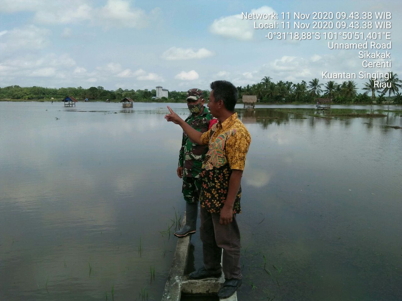 Babinsa Koramil 06/Cerenti Dim 0302/Inhu Serka M. Amin Pantau Banjir Di Desa Binaan