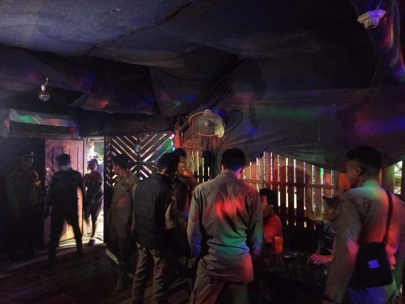 Tim Gabungan Grebek Tenda Biru di SM Amin, Amankan Miras dan Diduga Pemandu Lagu