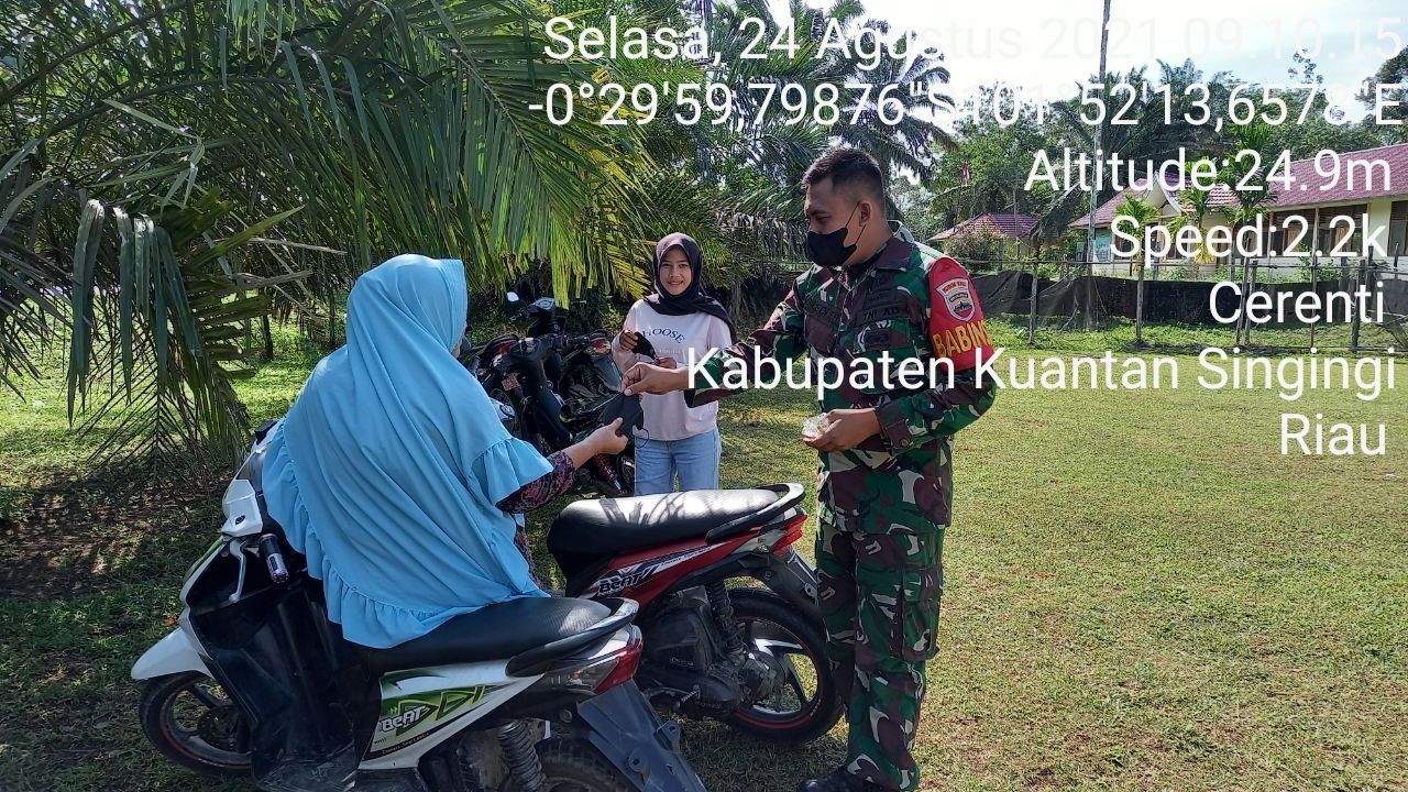 Bintara Pembina Desa Kopda Mohamad Soleh Anggota Koramil 06/ Cerenti Dim 0302/Inhu Bagikan Masker Kepada Warga Upaya Memutus Penularan Covid-19