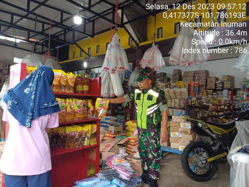 Rutin Babinsa Koramil 06/Cerenti Kodim 0302/Inhu Serka Efison Pantau Harga Sembako Diwilayah Desa Pulau Busuk  Kecamatan Inuman