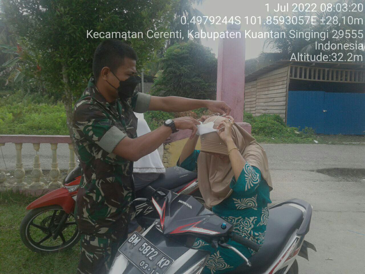 Di Desa Kampung Baru Cerenti, Babinsa Koramil 06/Cerenti Kodim 0302/Inhu Bagikan Masker Kepada Warga Yang Tidak Memakai Masker Oleh Babinsa