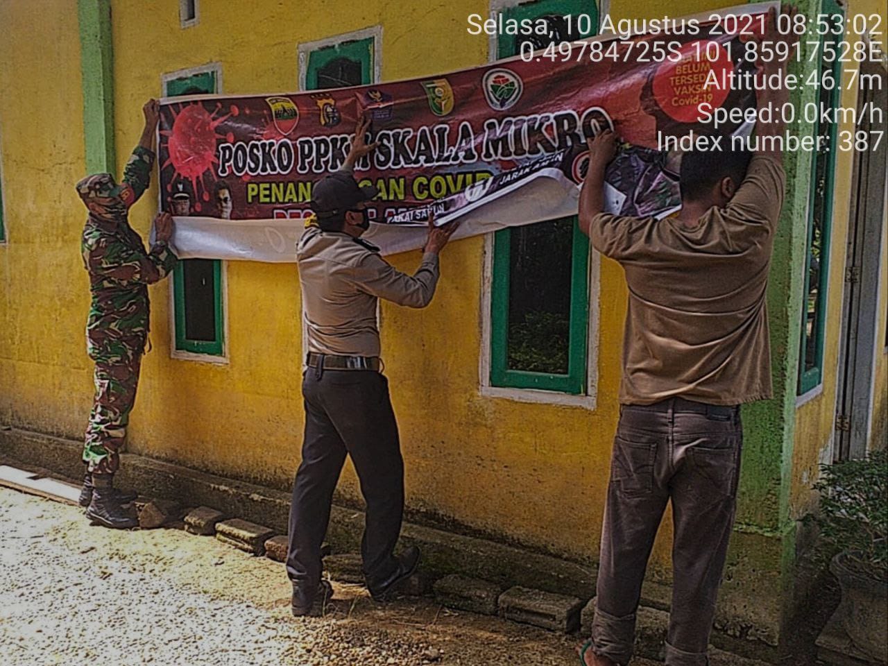 Babinsa Koramil 06/Cerenti Dim 0302/Inhu ,Serda Samrin Bersama Bhabinkamtibmas Bangun Posko PPKM Skala Mikro Didesa Binaan