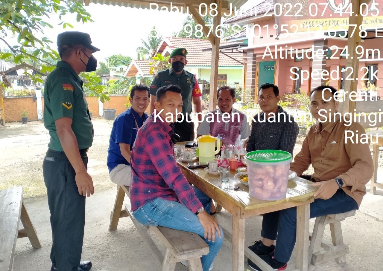 Babinsa Koramil 06/Cerenti Dim 0302/Inhu Berikan Sosialisasi Serta Himbauan Kepada Warga Agar Patuhi Prokes Covid-19 di Warung Kopi Rino