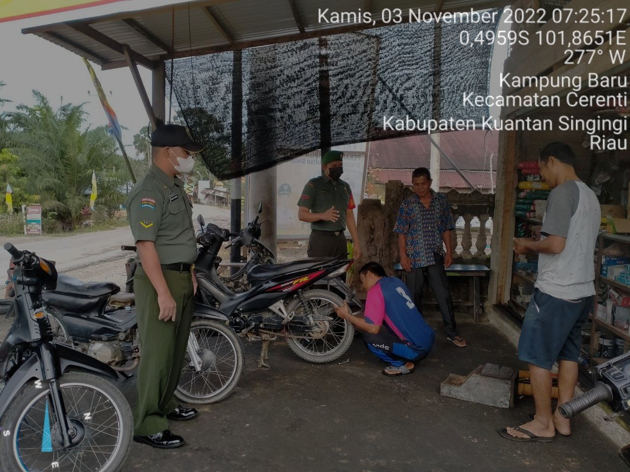 Babinsa Koramil 06/Cerenti Kodim 0302/Inhu  Berikan Sosialisasi Serta Himbauan Kepada Warga Agar Patuhi Prokes Covid-19 di Desa Kampung Baru Kecamatan Cerenti Kabupaten Kuantan Singingi 