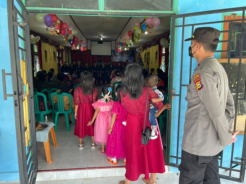 Kapolsek Langgam Amankan Perayaan Natal di Gereja Kecamatan Langgam