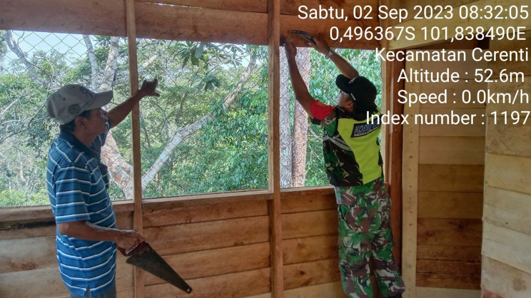 Babinsa Koramil 06/Cerenti Kodim 0302/Inhu, Kopda Junedi Bantu Warga Binaan Lanjutkan Mengerjakan Pembuatan  Warung Didesa Pancasila
