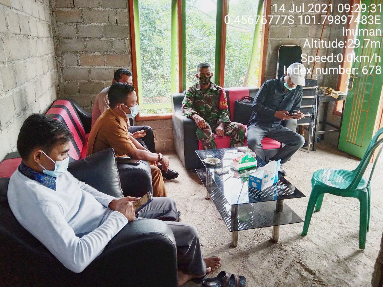 Babinsa Koramil 06/Cerenti Serda Samrin Komsos Dengan Kades Kampung Baru Koto