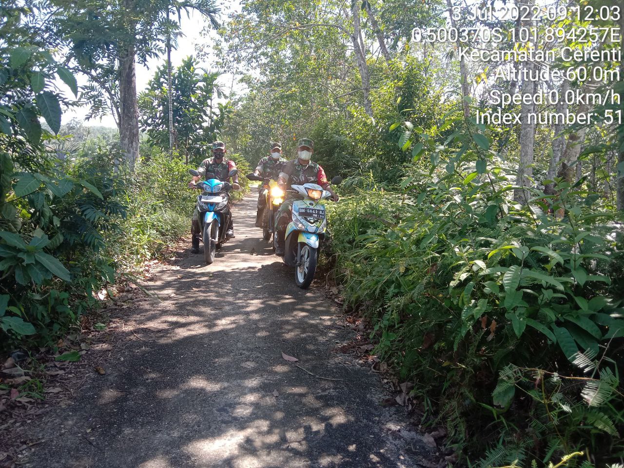 Sertu Efison Bersama Babinsa Koramil 06/Cerenti Kodim 0302/Inhu Lainnya Laksanakan Patroli Untuk Cegah Kebakaran Hutan Dan Lahan di Pulau Panjang Cerenti Kabupaten Kuantan Singingi