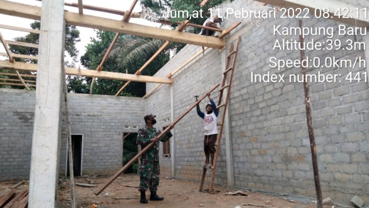 Babinsa Koramil 06/Cerenti Kodim 0302/ Inhu Bersama Masyarakat Gotong Royong Membantu Pembangunan Rumah Warga di Wilayah Teritorialnya