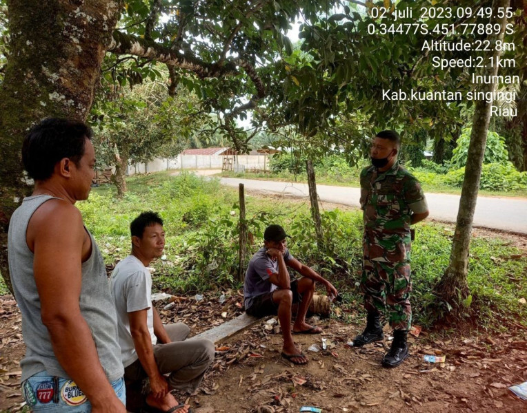 Komsos Dengan Warga Desa Binaan, Babinsa Koramil 06/Cerenti Kodim 0302/Inhu Serda Dumen Siregar Memberikan Pengertian Kebersamaan Didalam Bermasyarakat