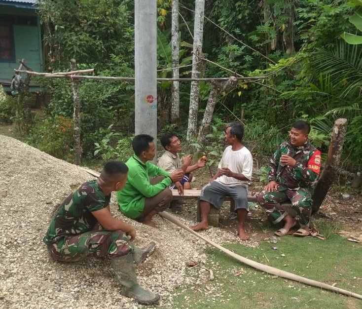 Personel TMMD Kodim 0302/Inhu Gelar Komsos Dengan Warga Desa Tambak
