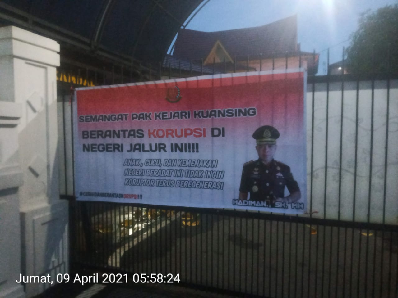 Kajari Kuansing Dapat Kiriman Spanduk Yang Bertuliskan Dukungan  Pemberantasan Korupsi di Negeri Jalur