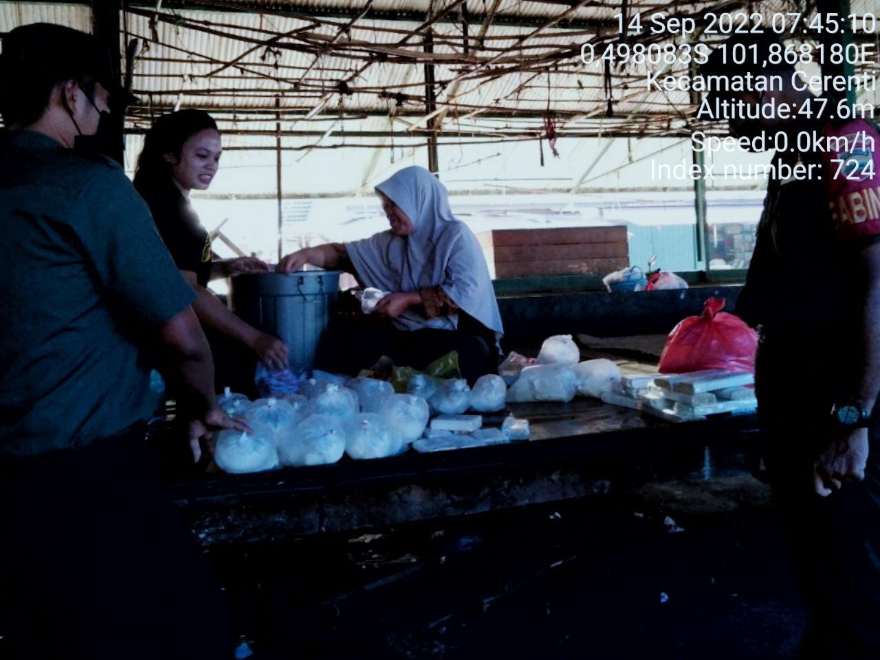 Babinsa Koramil 06/Cerenti Kodim 0302/Inhu Berikan Sosialisasi Serta Himbauan Kepada Warga Agar Patuhi Prokes Covid-19 di Pasar Tradisional Kelurahan Pasar Cerenti