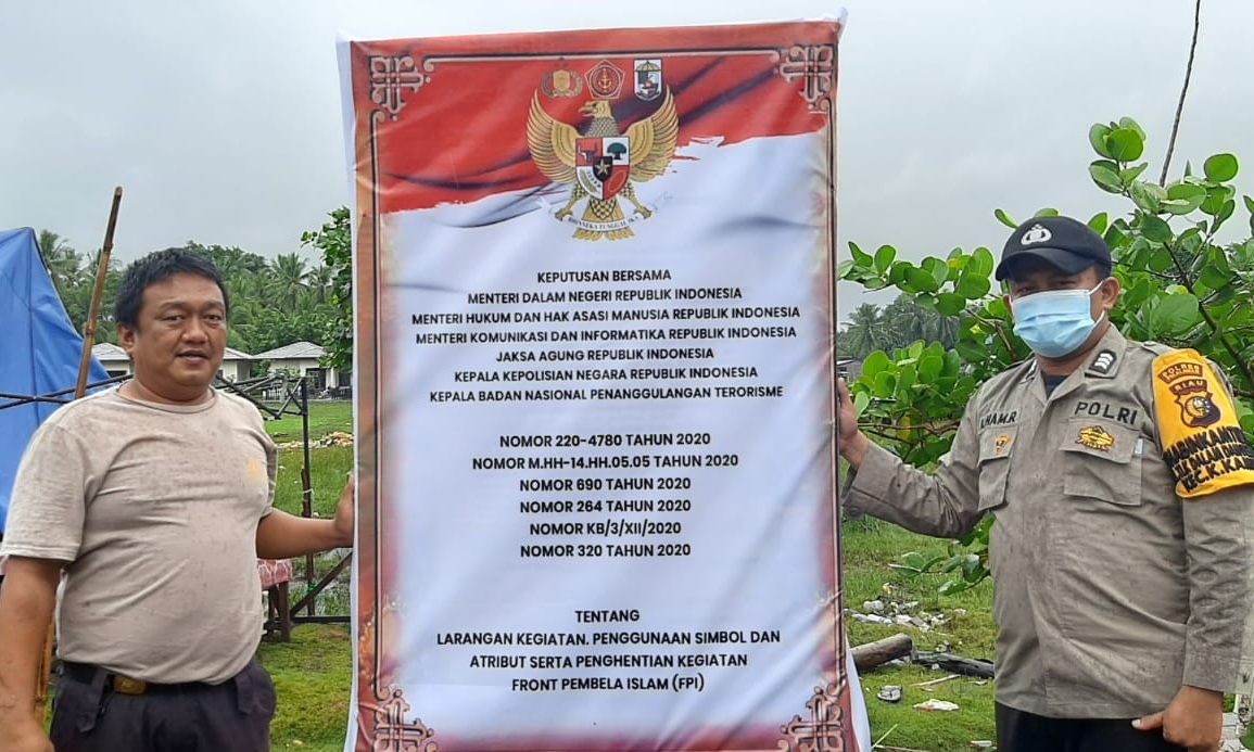 Polsek Kuala Kampar Lakukan Pemasangan Spanduk SKB Menteri