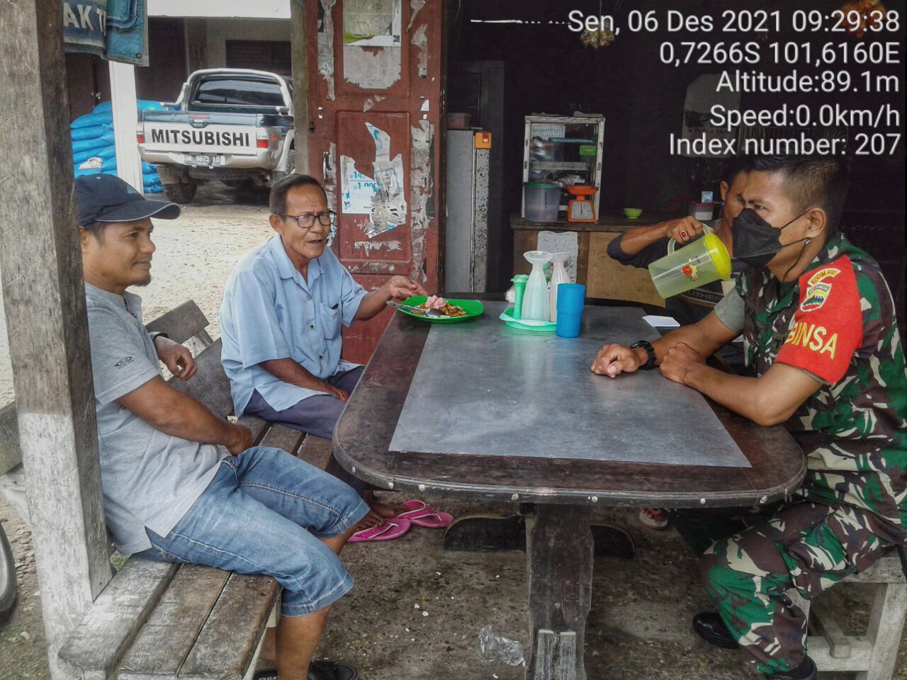 Babinsa Koramil 06 /Cerenti Kodim 0302/ Inhu Babinsa Melaksanakan Komsos Dengan Masyarakat di Kampung Baru Timur Kecamatan Cerenti