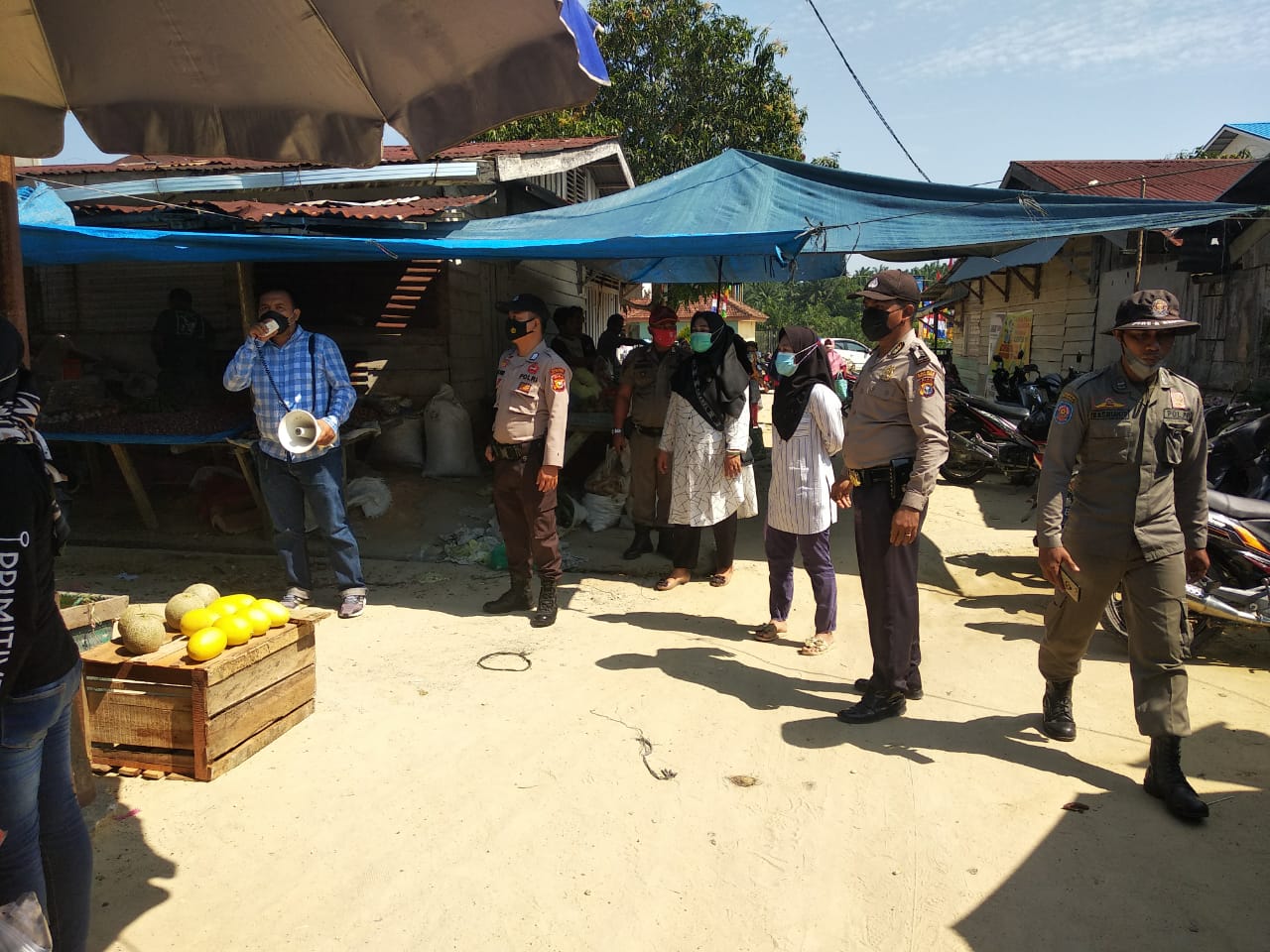 Polsek Pangkalan Kuras Kunjungi Pasar untuk Disiplinkan Prokes Masyarakat