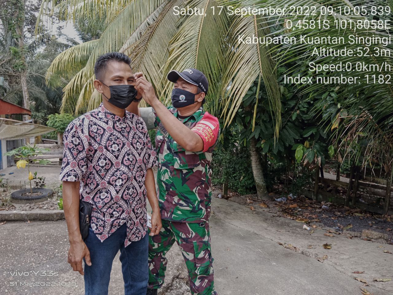 Di Desa Lebuh Lurus, Babinsa Koramil 06/ Cerenti Kodim 0302/Inhu Bagikan Masker Kepada Warga