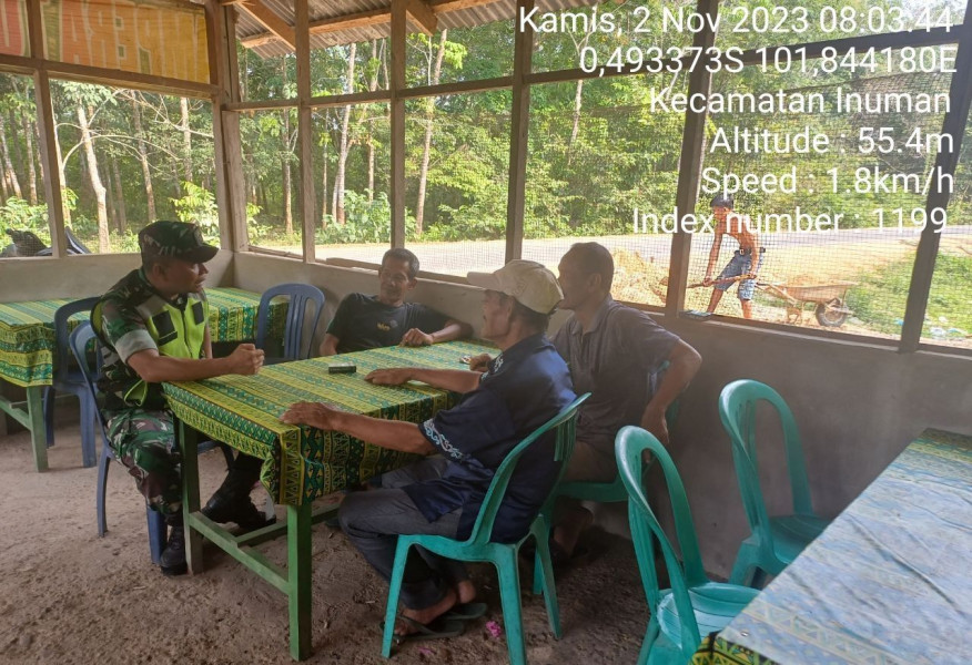 Babinsa Koramil 06/Cerenti Kodim 0302/Inhu Lakukan Komsos Di Kampung Pancasila di Kecamatan Inuman Desa Bedeng Sikuran