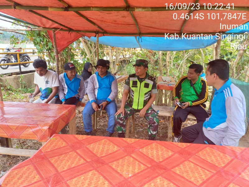 Babinsa Koramil 06/Cerenti Kodim 0302/Inhu Komsos Dengan Masyarakat Desa Koto Inuman Kecamatan Inuman