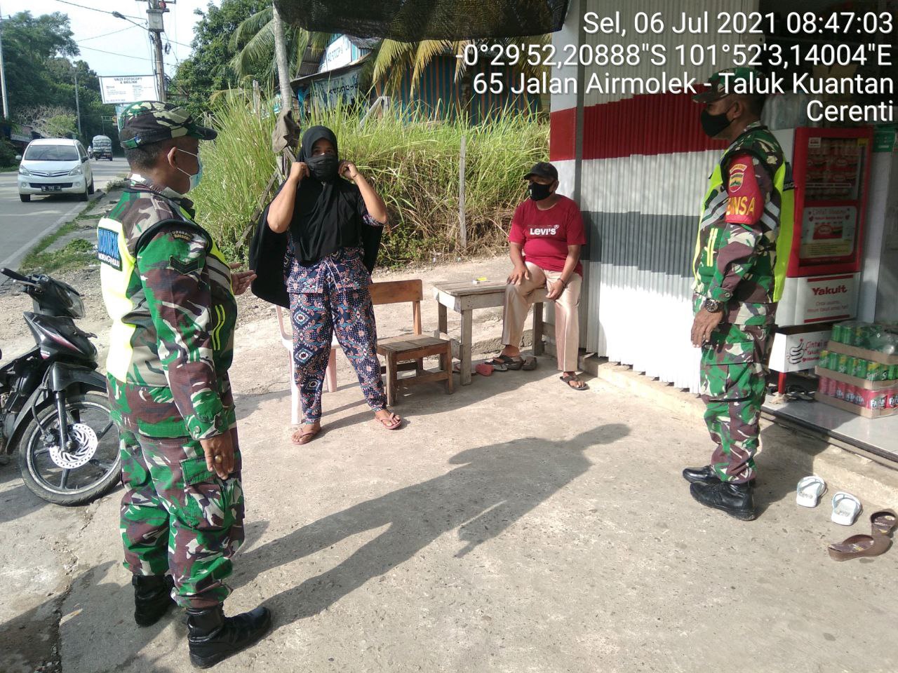 Babinsa Koramil 06 /Cerenti Kodim 0302/Inhu Himbau Warga Masyarakat Untuk Patuhi Protokol Kesehatan Covid-19 di Sigaruntang Kecamatan Inuman