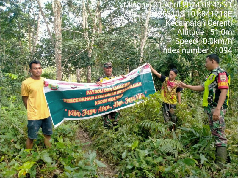 Babinsa Koramil 06/Cerenti Kodim 0302/Inhu Patroli Dan Sosialisasi Bahaya Karhutla di Pulau Jambu 