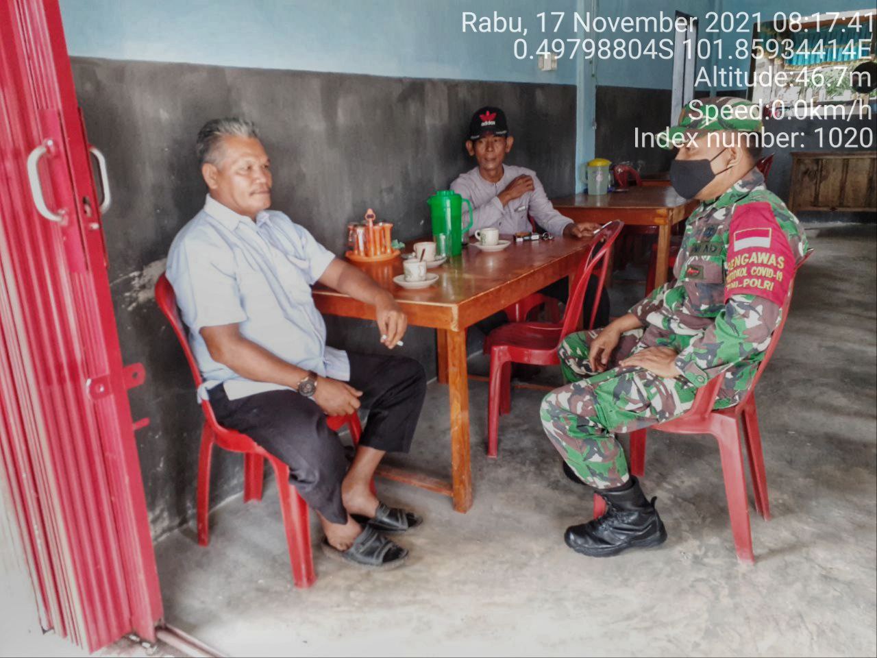 Anggota Babinsa Koramil 06/Cerenti Dim 0302/Inhu, Sertu Efison Komsos Dengan Warga Binaan Membahas Tentang Covid-19 di Desa Pulau Panjang Hulu