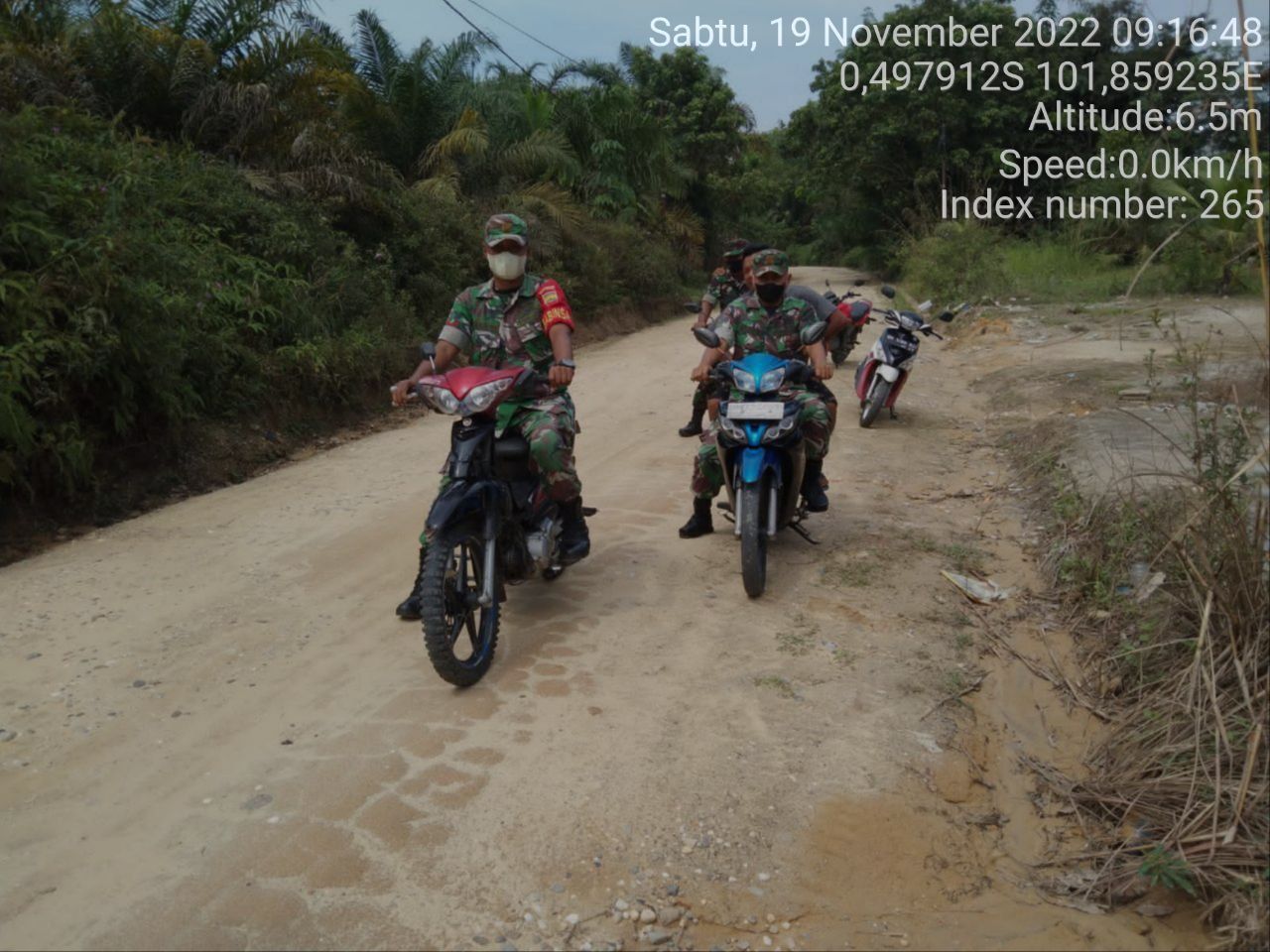 Tingkatkan Pengawasan Karlahut, Babinsa Koramil 06/ Cerenti Dim 0302/ Inhu Laksanakan Patroli dan Sosialisasi Kepada Masyarakat di Desa Seberang Pulau Busuk 