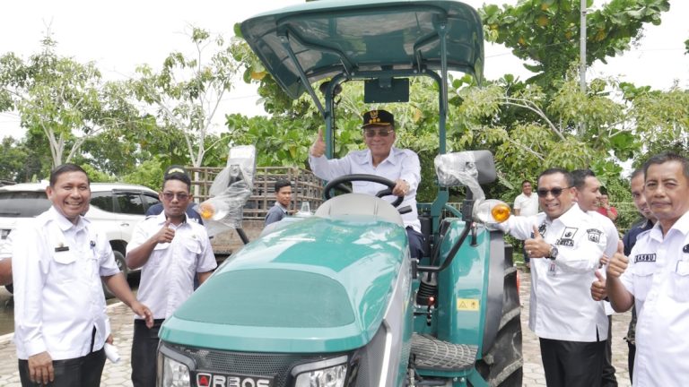 Terima Bantuan Alat Pertanian Kementan RI, Bupati Rohil Dorong Petani Tingkatkan Produktivitas