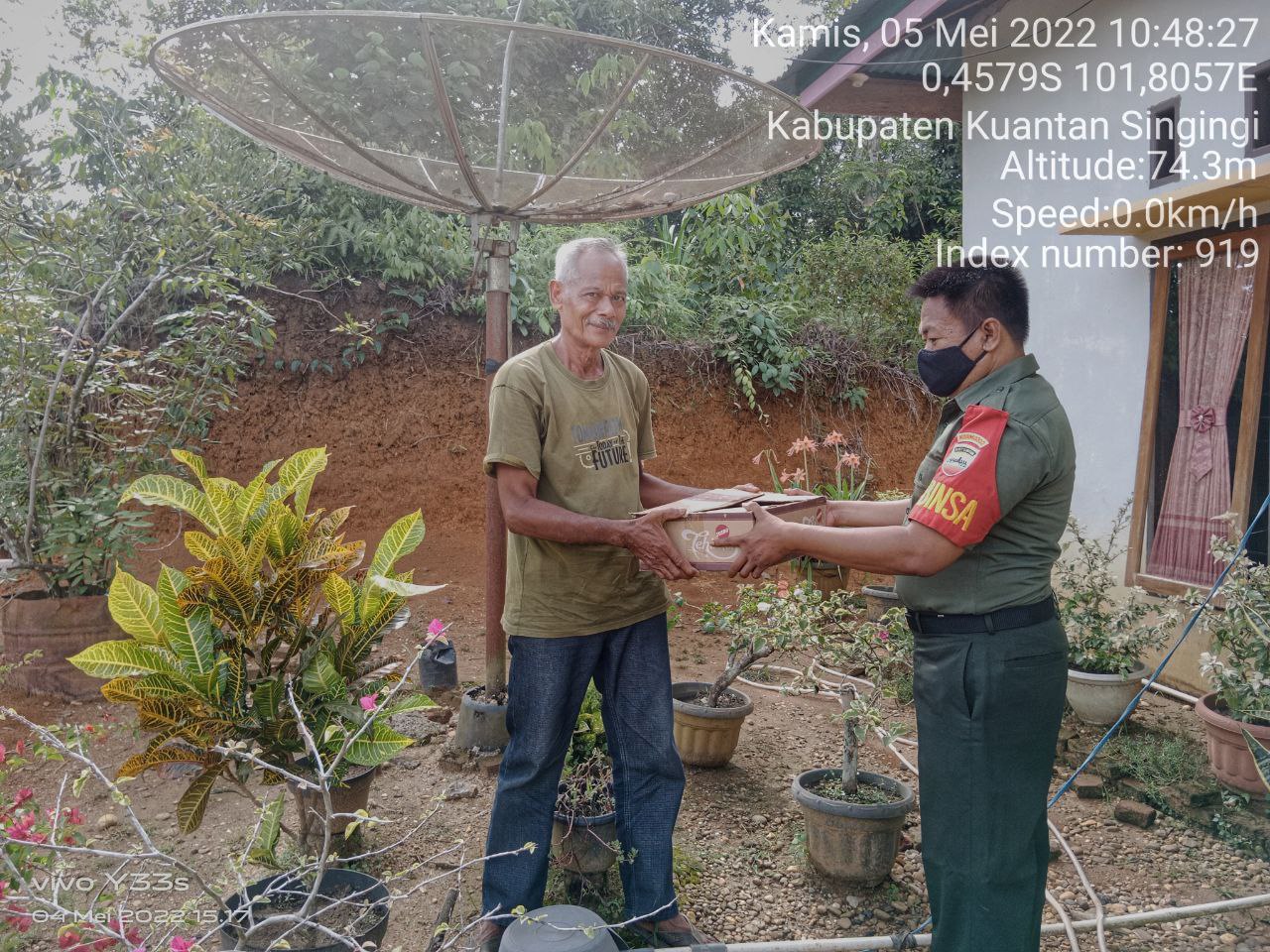 Babinsa Koramil 06/Cerenti Kodim 0302/Inhu Memberi Bantuan Kepada  Masyarakat di Desa Lebuh Lurus Kecamatan Inuman