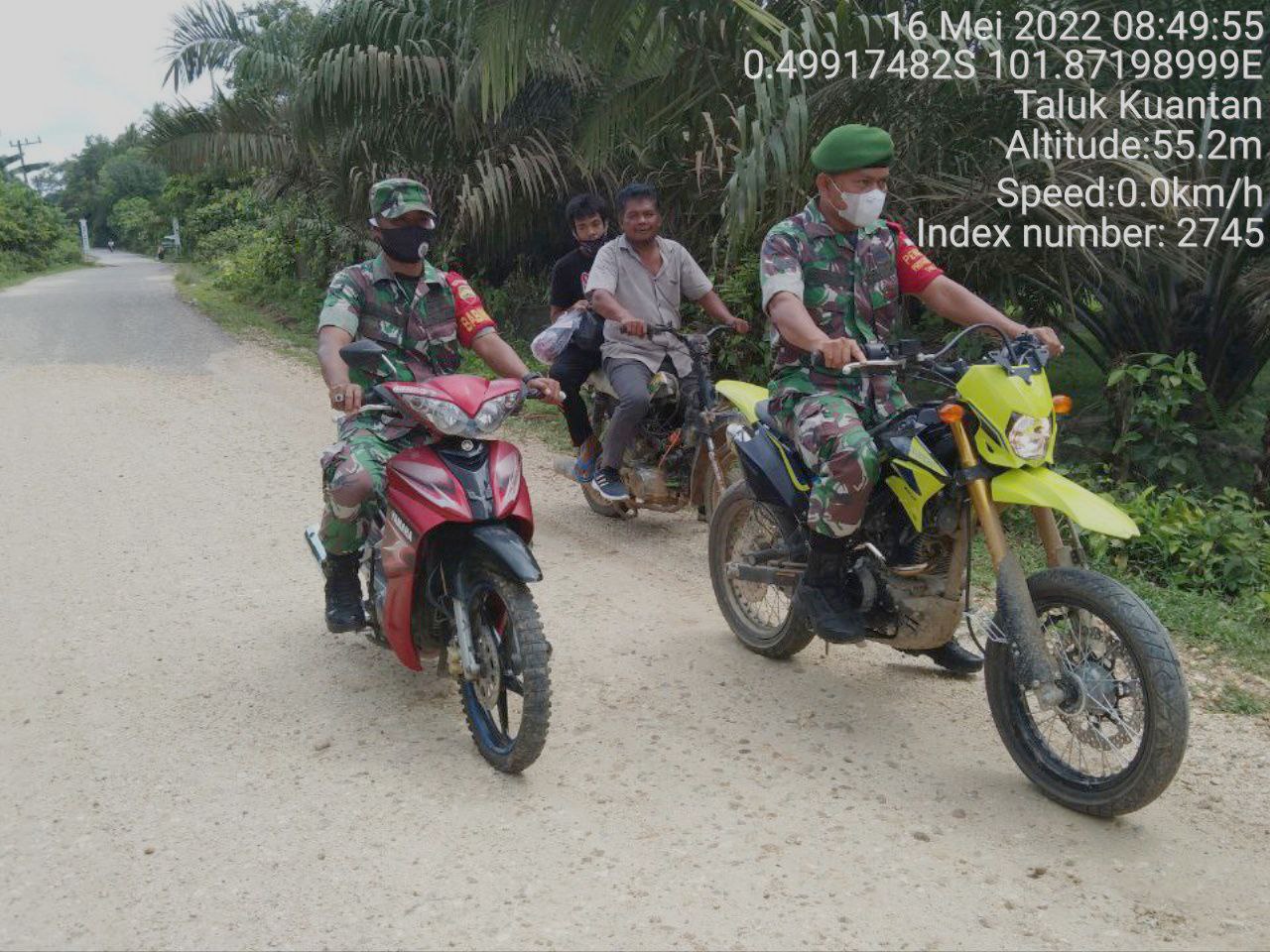 Babinsa Koramil 06/Cerenti Kodim 0302/Inhu,Serda Samrin dan Anggota Babinsa Lainnya Laksanakan Patroli Untuk Cegah Kebakaran Hutan Dan Lahan di Koto Cerenti Kecamatan Cerenti