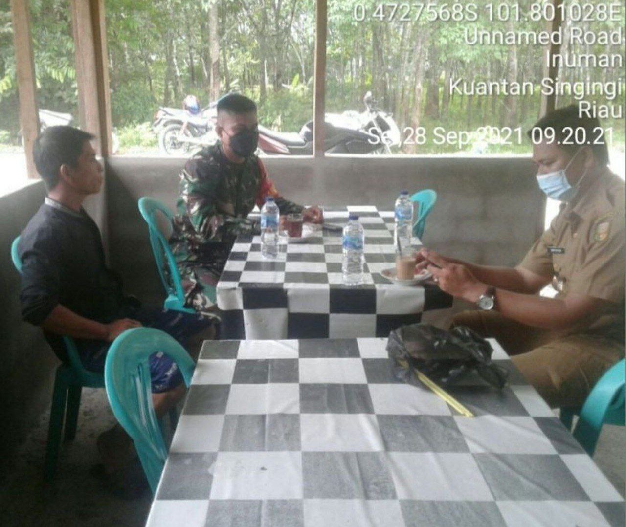 Babinsa Koramil 06/Cerenti  Kodim 0302/Inhu Melaksanakan Komsos Dengan Perangkat Desa Pulau Sipan