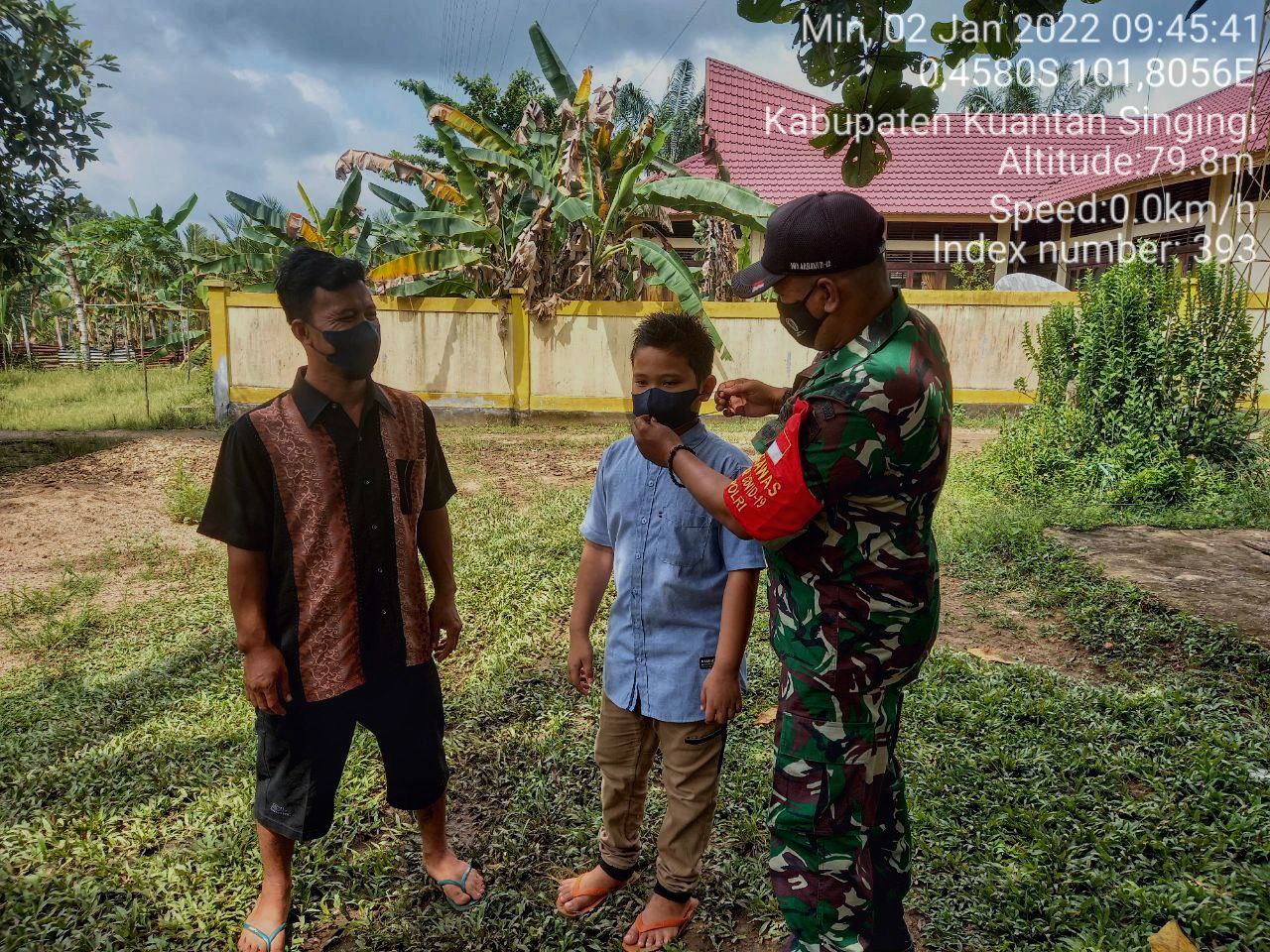 Babinsa Koramil 06/ Cerenti  Kodim 0302/ Inhu, Sertu Heriyus Saputera Bagikan Masker  Kepada Warga di Desa Pulau Sipan